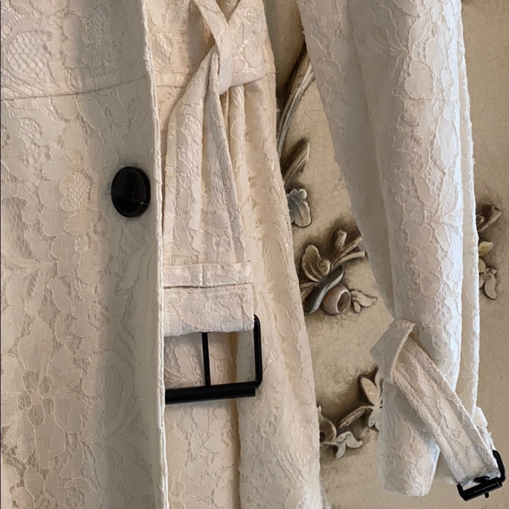 Lace trench coat - Picture 2 of 3